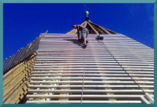 Abtragung der alten Dachabdeckung und Neuverlegung der Dachlatten