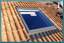 Verkleidung des Dachfensters,  Anpassung der Dachziegel sowie Anbringung von Einfassungen