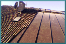 Dacheindeckung mit Metallblech und Dachziegeln